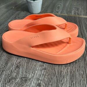 CROCS GATEWAY PLATFORM FLIP FLOPS Women's Sandals